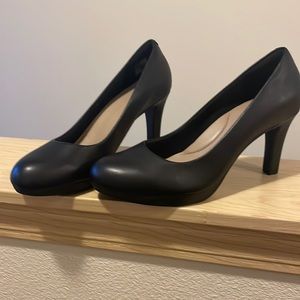 Black pumps Clark collection never worn tags on the bottom still.